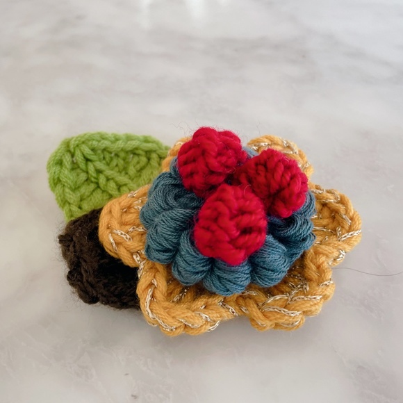3D handmade crochet flower brooch - Picture 3 of 7